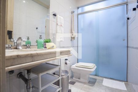 Casa à venda com 386m², 9 quartos e 4 vagasBanheiro social 1