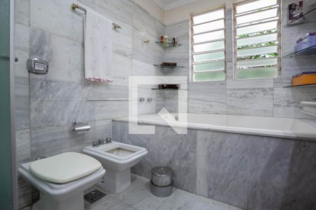 Casa à venda com 386m², 9 quartos e 4 vagasBanheiro da suíte