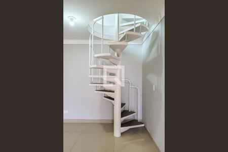 Apartamento à venda com 155m², 3 quartos e 2 vagas Apartamento à venda com 155m², 3 quartos e 2 vagasEscada