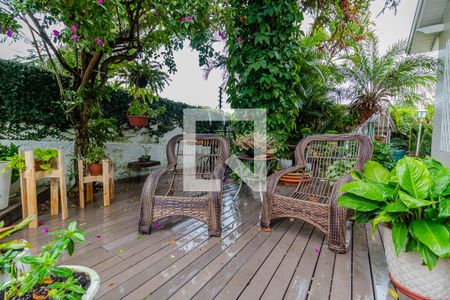 Casa à venda com 120m², 3 quartos e 2 vagas Casa à venda com 120m², 3 quartos e 2 vagasQuintal