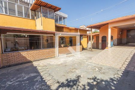 Casa à venda com 360m², 4 quartos e 4 vagas Casa à venda com 360m², 4 quartos e 4 vagasVaranda / quintal / garagem
