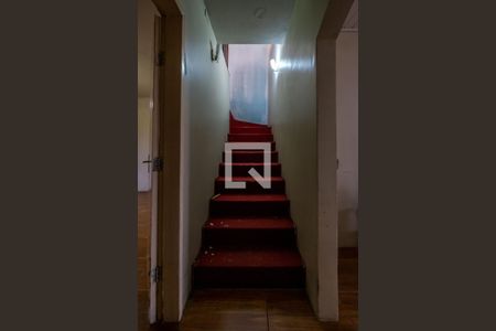 Casa à venda com 163m², 4 quartos e 1 vaga Casa à venda com 163m², 4 quartos e 1 vagaEscada