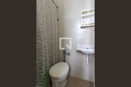 Apartamento à venda com 250m², 4 quartos e 2 vagas Apartamento à venda com 250m², 4 quartos e 2 vagasBanheiro de Serviço