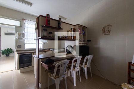 Apartamento à venda com 250m², 4 quartos e 2 vagas Apartamento à venda com 250m², 4 quartos e 2 vagasCozinha