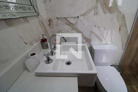 Casa à venda com 320m², 4 quartos e 2 vagasPia banheiro da piscina