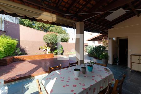 Casa à venda com 258m², 4 quartos e 3 vagasQuintal