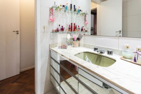 Apartamento à venda com 240m², 4 quartos e 2 vagasBanheiro Suíte