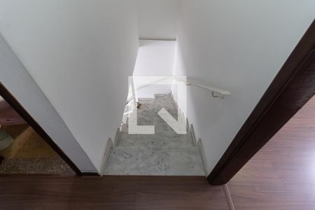 Casa à venda com 120m², 2 quartos e 1 vaga Casa à venda com 120m², 2 quartos e 1 vagaEscada