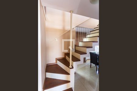 Apartamento à venda com 200m², 3 quartos e 4 vagasEscada de Acesso a Cobertura Gourmet