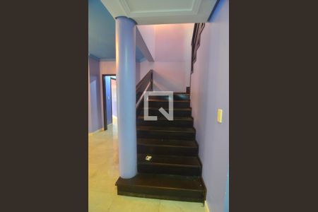 Casa à venda com 110m², 4 quartos e 3 vagasEscada