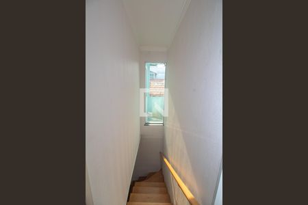 Casa à venda com 130m², 2 quartos e 2 vagasEscada de acesso