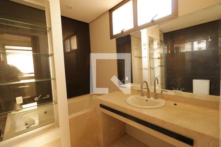 Apartamento à venda com 245m², 4 quartos e 3 vagasBanheiro da Suíte