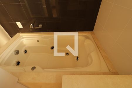 Apartamento à venda com 245m², 4 quartos e 3 vagasBanheiro da Suíte