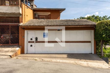 Casa à venda com 172m², 2 quartos e 3 vagas Casa à venda com 172m², 2 quartos e 3 vagasFachada