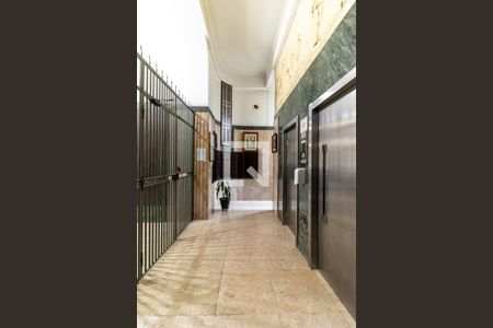 Apartamento à venda com 58m², 2 quartos e sem vaga Apartamento à venda com 58m², 2 quartos e sem vagaElevadores