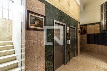 Apartamento à venda com 58m², 2 quartos e sem vaga Apartamento à venda com 58m², 2 quartos e sem vagaElevadores