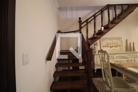 Casa à venda com 300m², 3 quartos e 3 vagasEscada