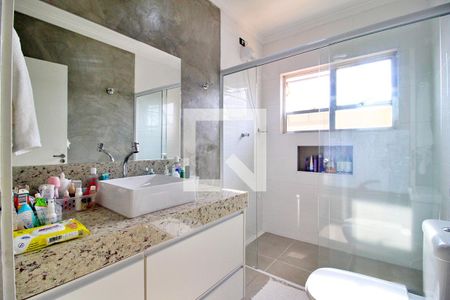 Casa à venda com 255m², 3 quartos e 2 vagasBanheiro da Suíte