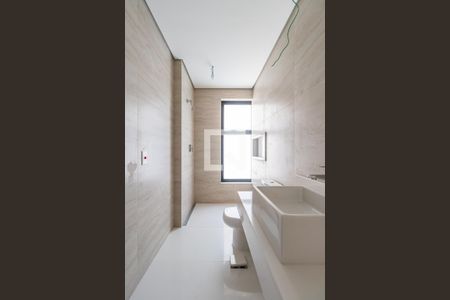 Apartamento à venda com 365m², 4 quartos e 5 vagas Apartamento à venda com 365m², 4 quartos e 5 vagasBanheiro 1 da Suíte 4