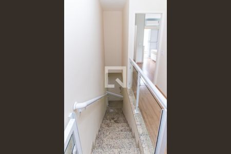 Casa de condomínio à venda com 100m², 3 quartos e 2 vagas Casa de condomínio à venda com 100m², 3 quartos e 2 vagasEscada