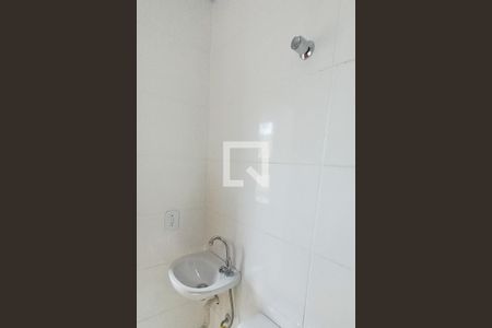 Banheiro de kitnet/studio para alugar com 1 quarto, 23m² em Dona Clara, Belo Horizonte