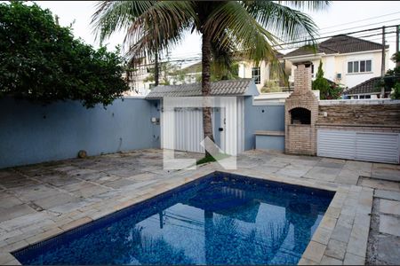 Casa de condomínio à venda com 300m², 4 quartos e 2 vagasQuintal