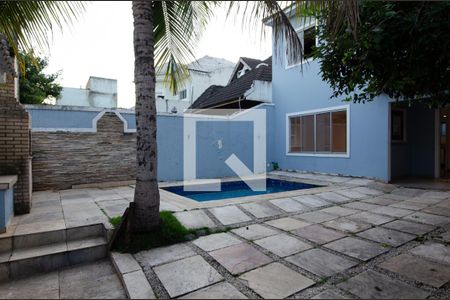 Casa de condomínio à venda com 300m², 4 quartos e 2 vagasQuintal