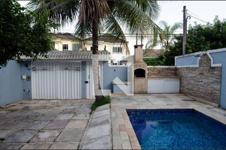 Casa de condomínio à venda com 300m², 4 quartos e 2 vagasQuintal