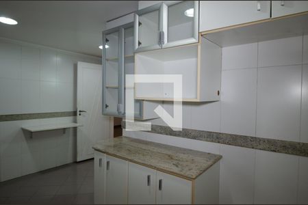 Casa de condomínio à venda com 300m², 4 quartos e 2 vagasCozinha