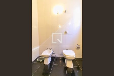 Casa à venda com 360m², 3 quartos e 2 vagas Casa à venda com 360m², 3 quartos e 2 vagasBanheiro Social