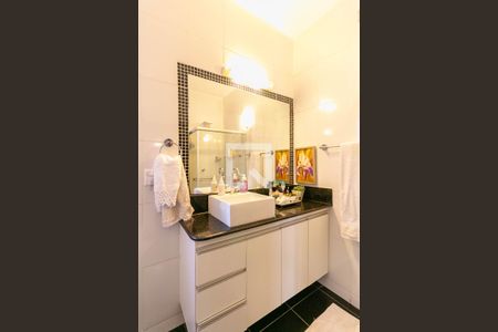 Casa à venda com 360m², 3 quartos e 2 vagas Casa à venda com 360m², 3 quartos e 2 vagasBanheiro Social