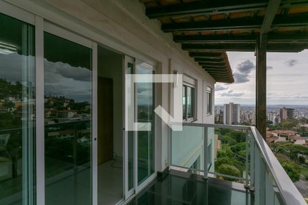Casa à venda com 900m², 8 quartos e 4 vagasVaranda