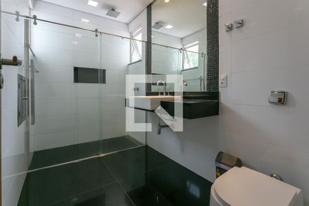 Casa à venda com 900m², 8 quartos e 4 vagasBanheiro dos Quartos 1 e 2