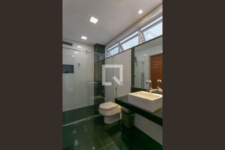 Casa à venda com 900m², 8 quartos e 4 vagasBanheiro 2