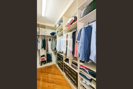 Casa para alugar com 600m², 4 quartos e 6 vagas Casa para alugar com 600m², 4 quartos e 6 vagasCloset da suíte 2