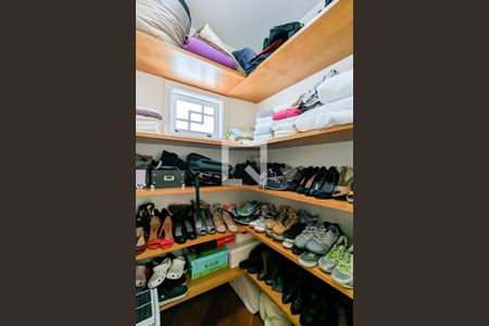 Casa para alugar com 600m², 4 quartos e 6 vagas Casa para alugar com 600m², 4 quartos e 6 vagasRoupeiro