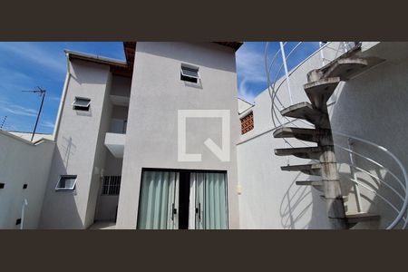 Casa à venda com 145m², 2 quartos e 2 vagas Casa à venda com 145m², 2 quartos e 2 vagasFachada