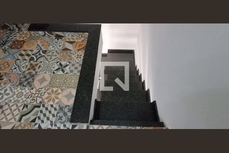 Casa à venda com 145m², 2 quartos e 2 vagas Casa à venda com 145m², 2 quartos e 2 vagasEscada