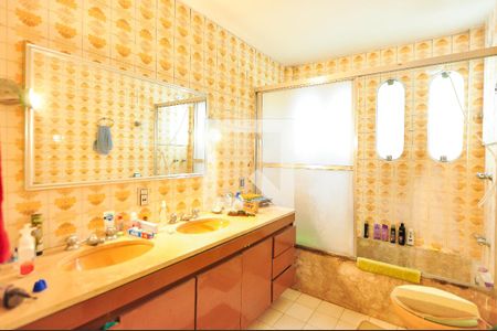 Casa à venda com 300m², 4 quartos e 4 vagasBanheiro Corredor