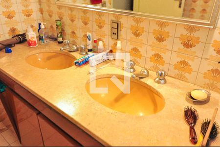 Casa à venda com 300m², 4 quartos e 4 vagasBanheiro Corredor