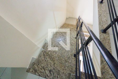 Casa de condomínio à venda com 280m², 4 quartos e 2 vagas Casa de condomínio à venda com 280m², 4 quartos e 2 vagasEscada