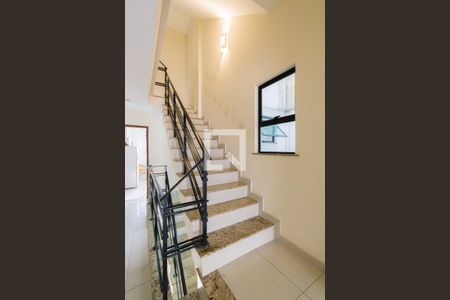 Casa de condomínio à venda com 280m², 4 quartos e 2 vagas Casa de condomínio à venda com 280m², 4 quartos e 2 vagasEscada