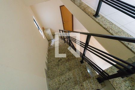 Casa de condomínio à venda com 280m², 4 quartos e 2 vagas Casa de condomínio à venda com 280m², 4 quartos e 2 vagasEscada