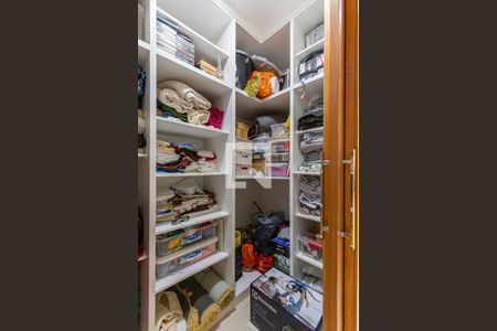 Apartamento à venda com 200m², 4 quartos e 6 vagas Apartamento à venda com 200m², 4 quartos e 6 vagasRoupeiro