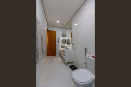 Apartamento à venda com 200m², 4 quartos e 6 vagas Apartamento à venda com 200m², 4 quartos e 6 vagasBanheiro da Suite 3