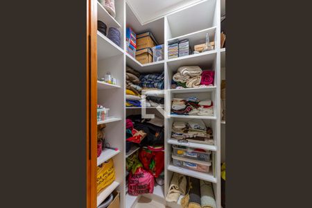 Apartamento à venda com 200m², 4 quartos e 6 vagas Apartamento à venda com 200m², 4 quartos e 6 vagasRoupeiro