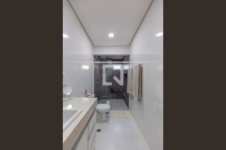 Apartamento à venda com 200m², 4 quartos e 6 vagas Apartamento à venda com 200m², 4 quartos e 6 vagasBanheiro da Suite 3