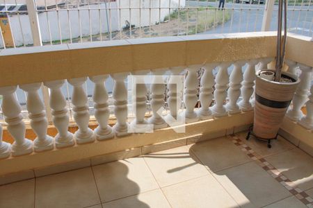 Casa à venda com 281m², 4 quartos e 3 vagas Casa à venda com 281m², 4 quartos e 3 vagasVARANDA