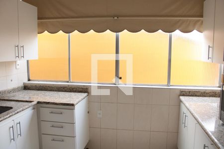 Casa à venda com 281m², 4 quartos e 3 vagas Casa à venda com 281m², 4 quartos e 3 vagascozinha 2