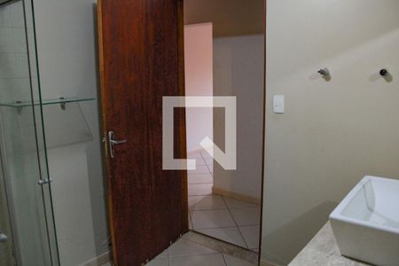 Casa à venda com 281m², 4 quartos e 3 vagas Casa à venda com 281m², 4 quartos e 3 vagasBANHEIRO CASA DE BAIXO